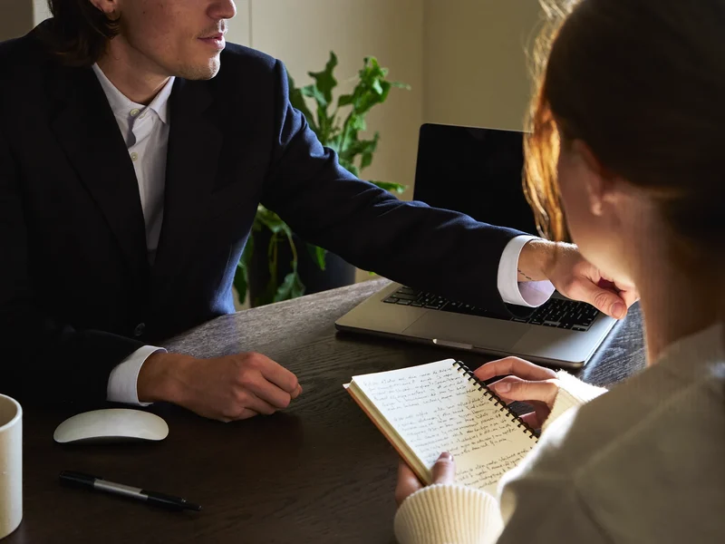 Coaching individuel : formateur et professionnel relisent des notes côte à côte